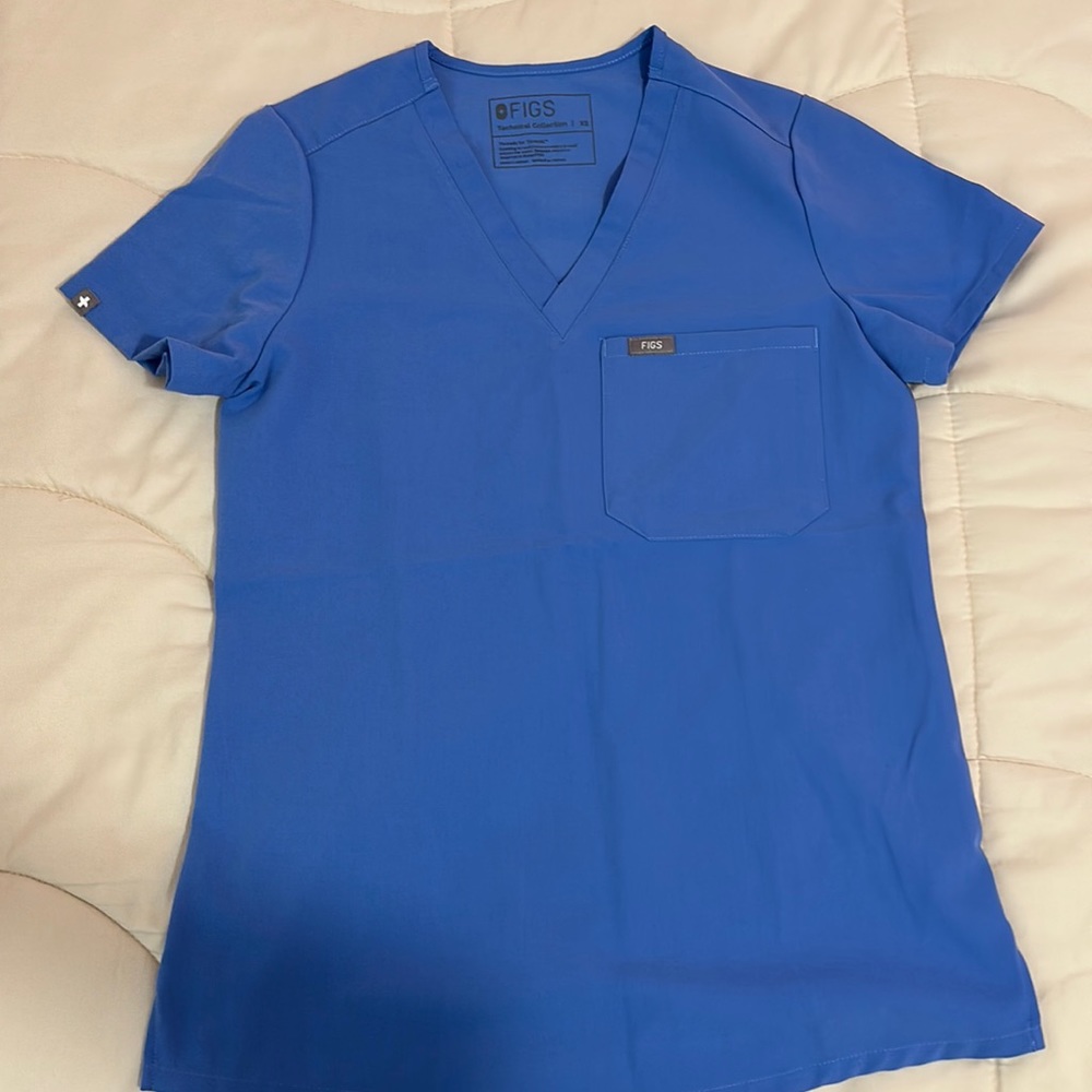 Figs scrub top